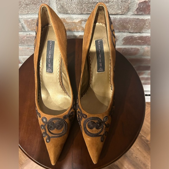 Steven by Steve Madden Brown Suede W/Black Embroidery Heels Size 8.5. - Picture 3 of 9
